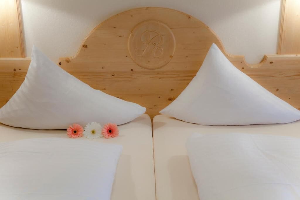 Doppia Comfort, balcone, vista montagna | Biancheria da letto ipoallergenica, una cassaforte in camera