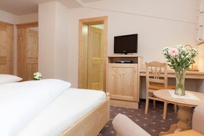 Habitación doble estándar, balcón, vista a la montaña | Ropa de cama hipoalergénica y caja de seguridad en la habitación