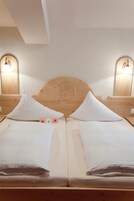 Comfort Double Room, Balcony, Mountain View | Hypo-allergenic bedding available, in-room safe, WiFi (free), bed sheets
