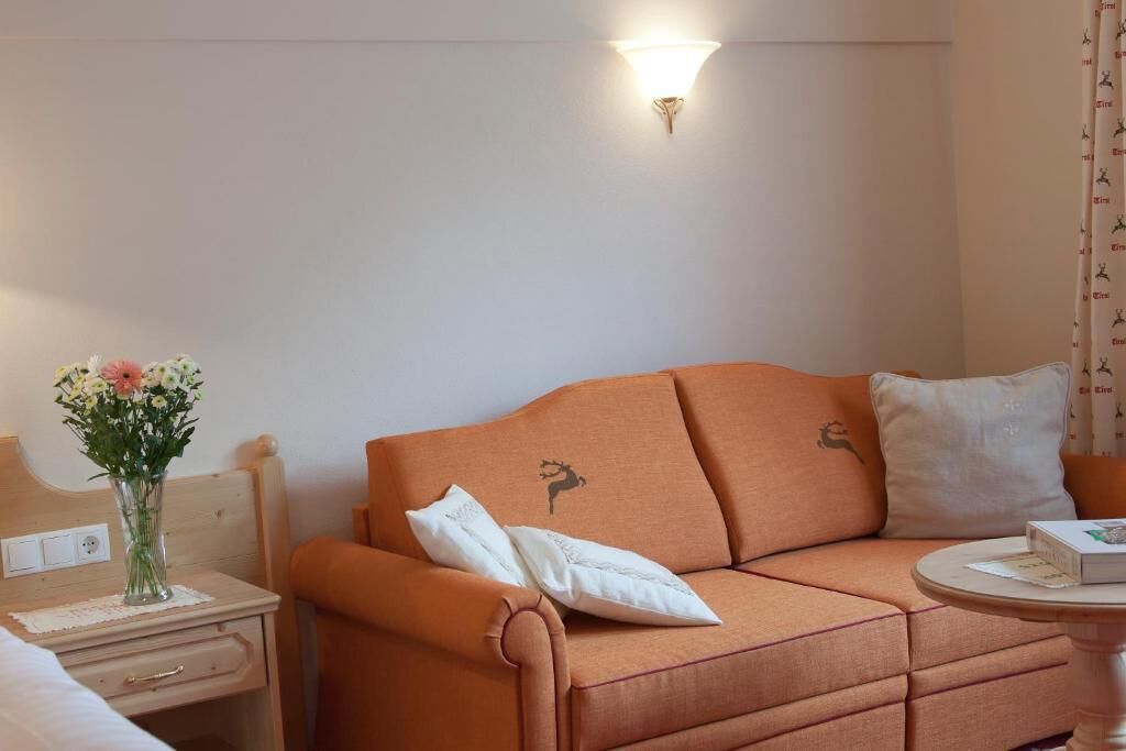 Familienzimmer, Balkon, Bergblick | Wohnbereich | 32-Zoll-Flachbildfernseher mit Digitalempfang