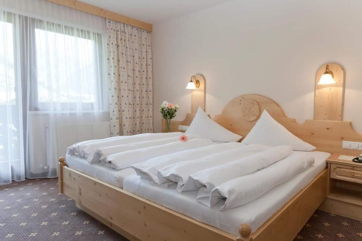 Chambre Confort double, balcon, vue sur la montagne | Coffre-fort, accĂšs au Wi-Fi (inclus)