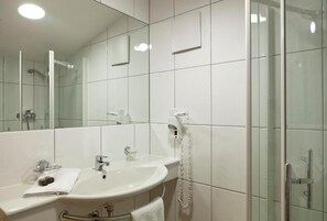 Habitación doble estándar, balcón, vista a la montaña | Baño | Secadora de cabello, batas, toallas, jabón