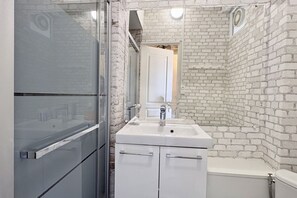 Shower, towels, toilet paper - Chez Madeleine 6- Charming studio 4 pers. - Heart of Saint-Valery (Saint Valery sur Somme)