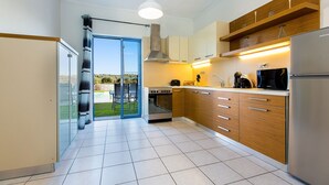 Eine moderne Küche mit Einbauofen, Mikrowelle und Kühlschrank.