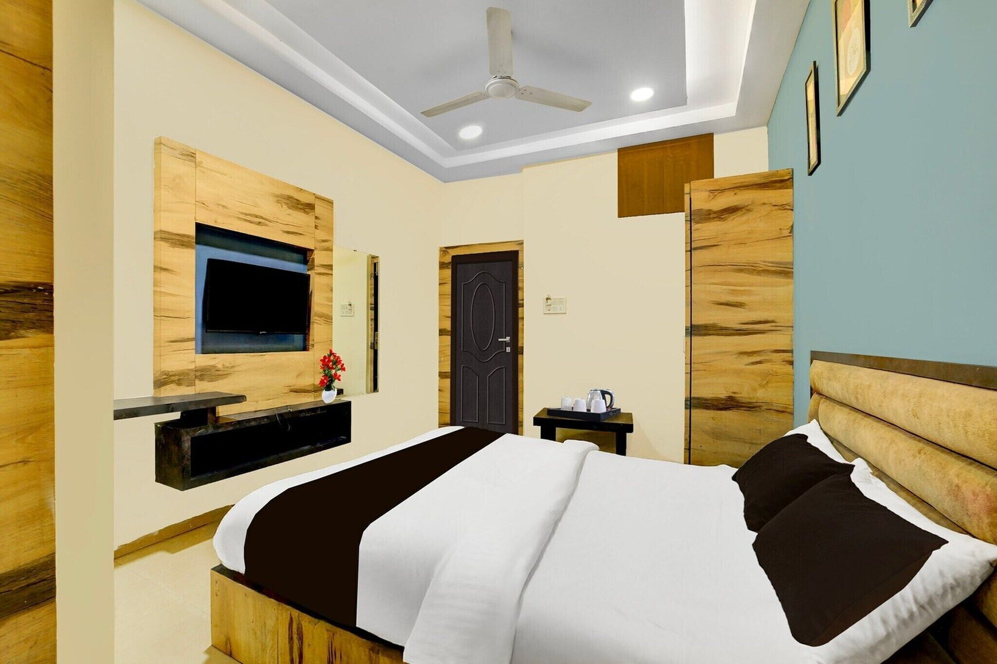 Desk, free WiFi, bed sheets