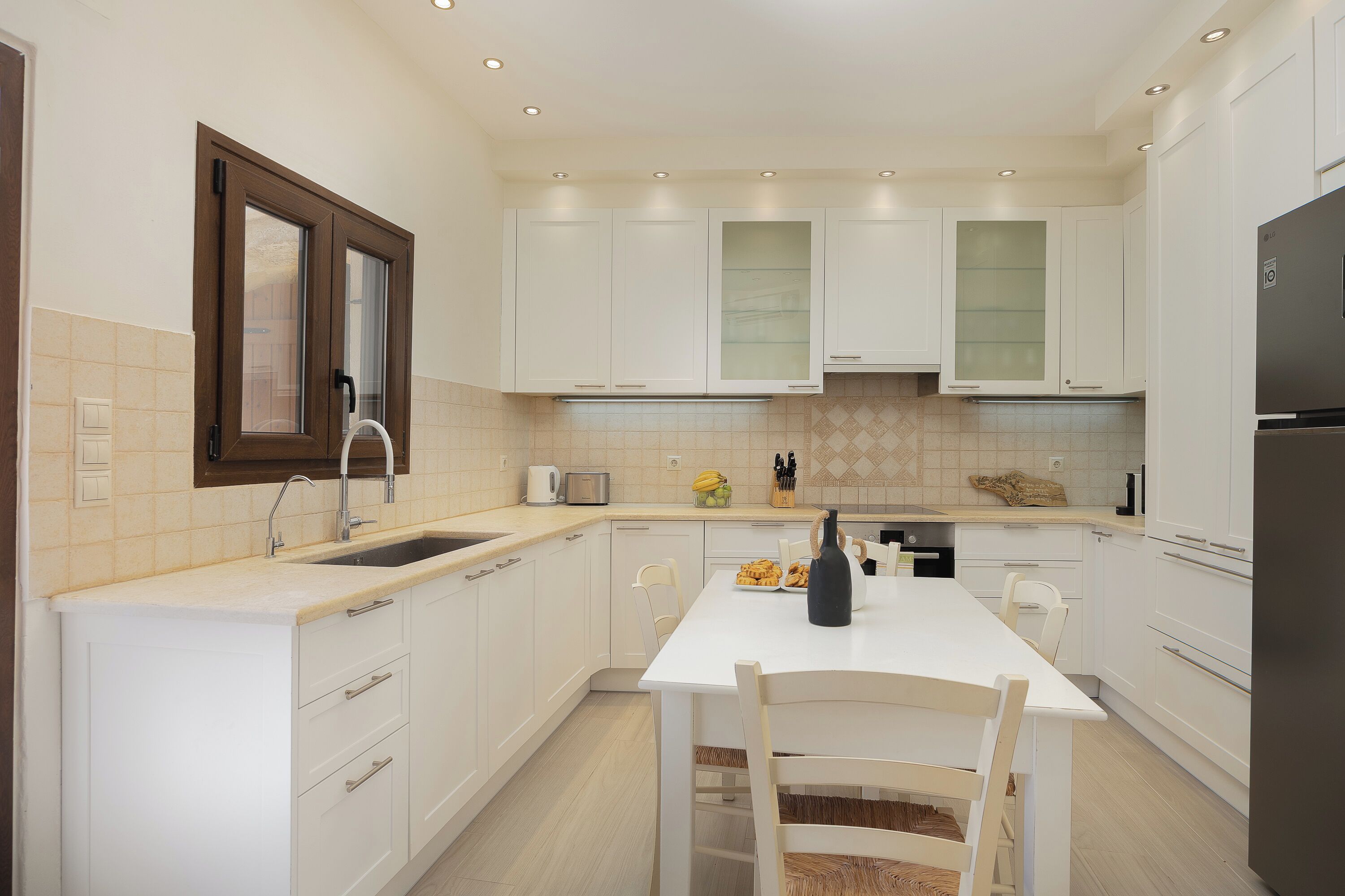 ماكينة لصنع القهوة/الشاي، ثلاجة، ميكروويف، فرن