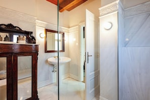 Shower, hair dryer, towels - Spacious Three-Bedroom Haven Located in the Center of Heraklion! (Heraklion)