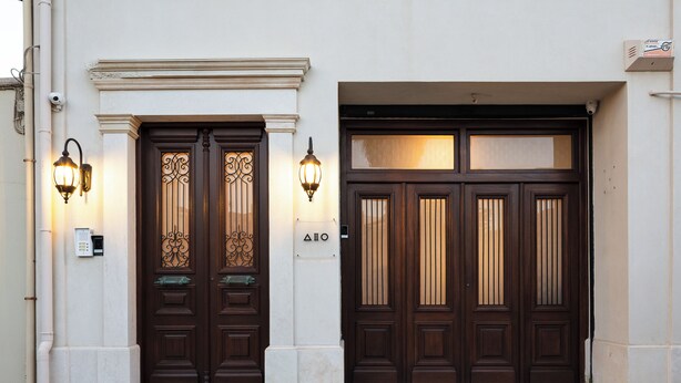 A double wooden door with a sign above it reading "410". - Charming One-Bedroom Residence in Heraklion Center (Heraklion)