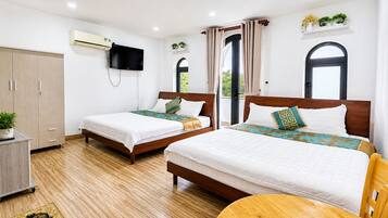 Family Double Room, Balcony | Desk, free WiFi