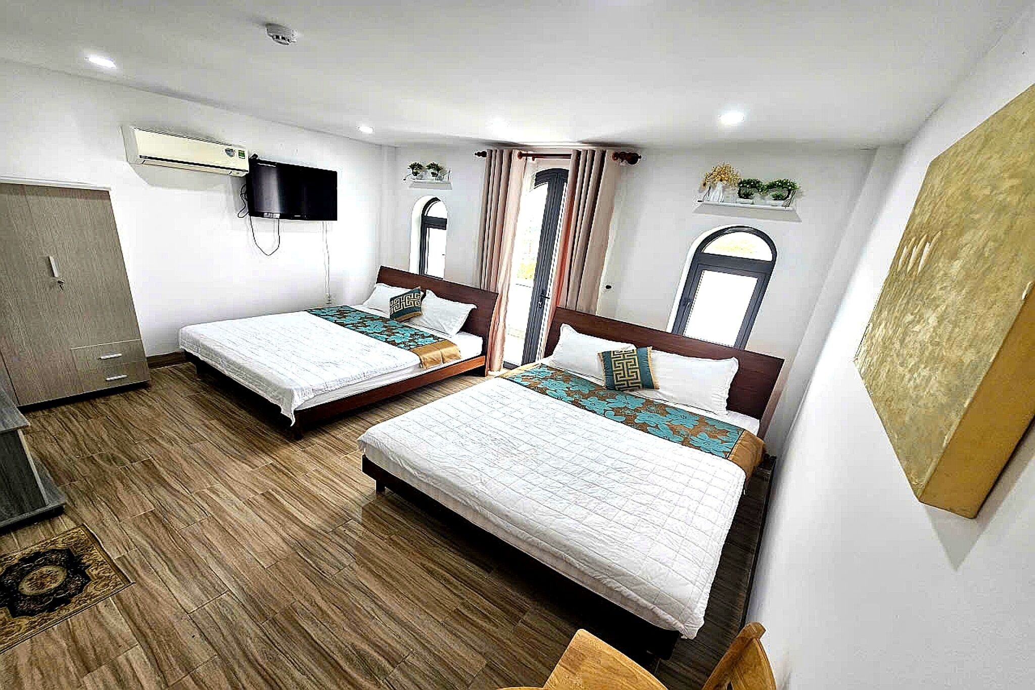 Family Double Room, Balcony | Desk, free WiFi