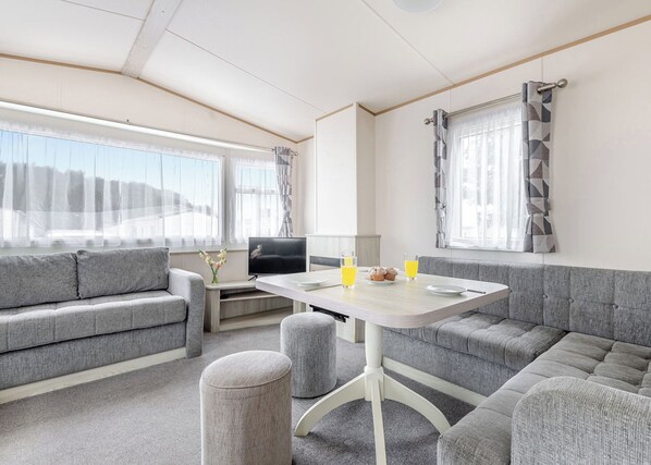 Dining - Gold 4 Bedroom Caravan with parking and decking (Skegness)