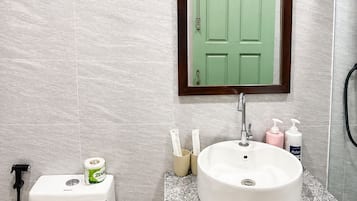 Ducha, artículos de higiene personal gratuitos, zapatillas y toallas