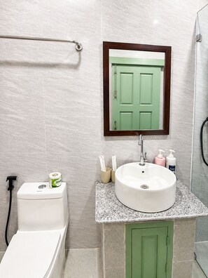 Douche, articles de toilette gratuits, chaussons, serviettes fournies