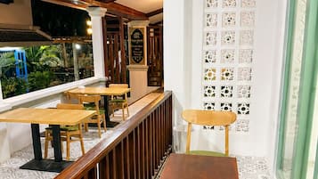 Habitación estándar doble, no fumadores, Aire acondicionado | Restaurante al aire libre