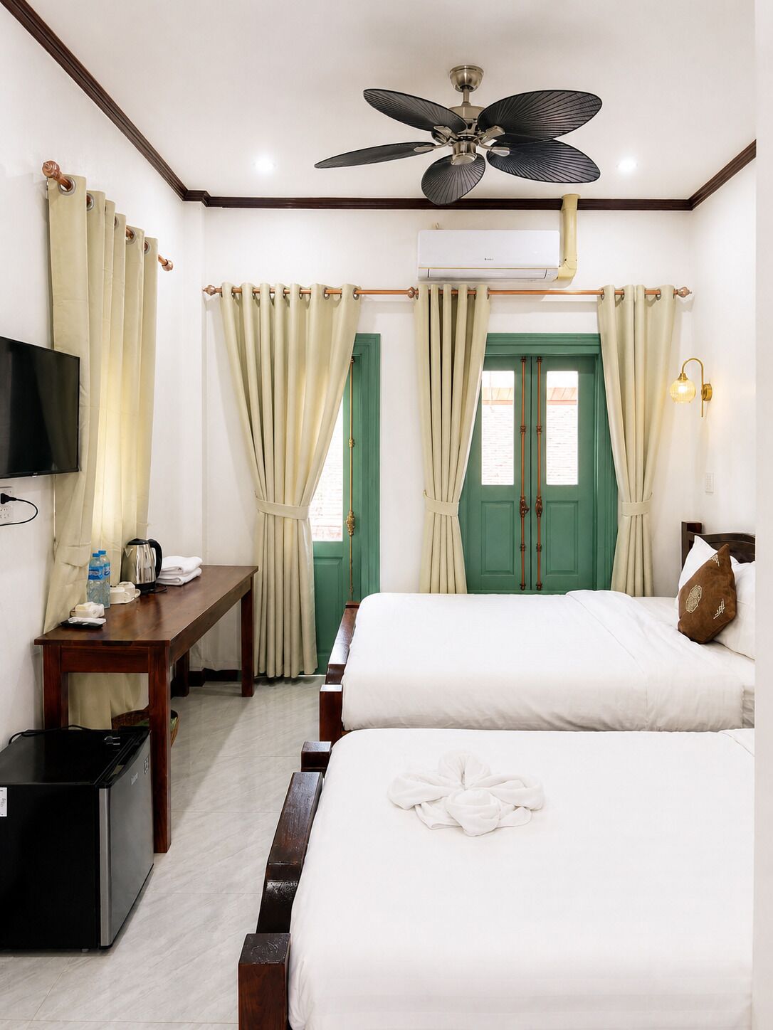 Chambre Triple Familiale, non-fumeurs, climatisation | Coffres-forts dans les chambres, bureau