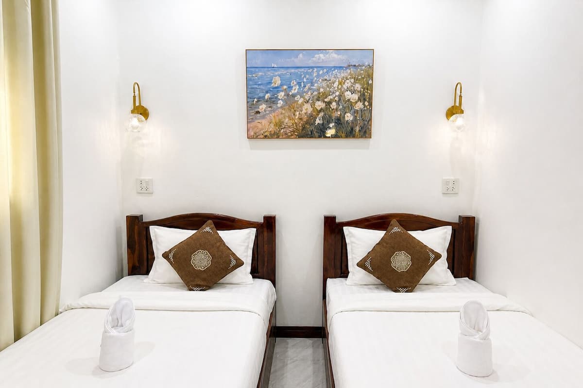 Standard Double or Twin Room, Non Smoking, Private Bathroom | In-room safe, desk, laptop workspace, blackout drapes