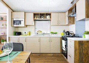 Fridge, oven, stovetop, toaster - 3 bedroom accommodation in Llandwrog, Caernarfon (Llandwrog, Caernarfon)
