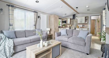 Premium hot tub 2 bedroom holiday home sleeps 6