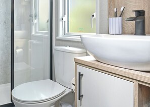 Bathroom - Premium hot tub 2 bedroom holiday home sleeps 6 (Mawgan Porth, Nr Newquay)