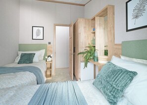 3 bedrooms - Exclusive Hot Tub 3-bedroom Lodge sleeps 6 (Mawgan Porth, Nr Newquay)