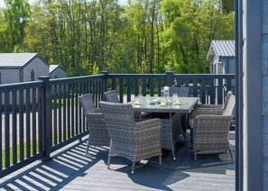 Outdoor dining - Exclusive 3 bedroom Sauna Lodge sleeps 6 (Landford, Nr Salisbury)
