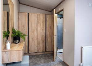 Bathroom - Exclusive 3 bedroom Sauna Lodge sleeps 6 (Landford, Nr Salisbury)