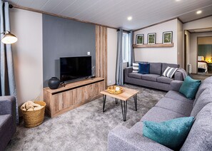 TV - Exclusive 3 bedroom Sauna Lodge sleeps 6 (Landford, Nr Salisbury)