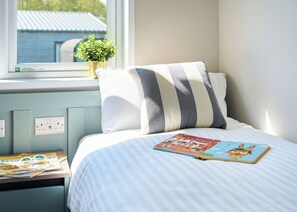 3 bedrooms, free WiFi - Exclusive 3 bedroom Sauna Lodge sleeps 6 (Landford, Nr Salisbury)