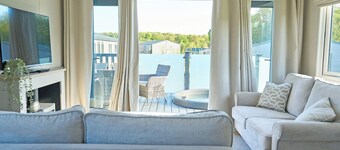 Premium Hot Tub 4 bedroom Holiday Home sleeps 8