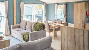 Un salon confortable avec un canapé, une table à manger et un meuble en bois.
