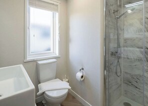 Bathroom - Exclusive 2 bedroom Lodge sleeps 4 (Pet) (Landford, Nr Salisbury)
