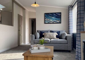 TV - Exclusive 2 bedroom Lodge sleeps 4 (Pet) (Landford, Nr Salisbury)