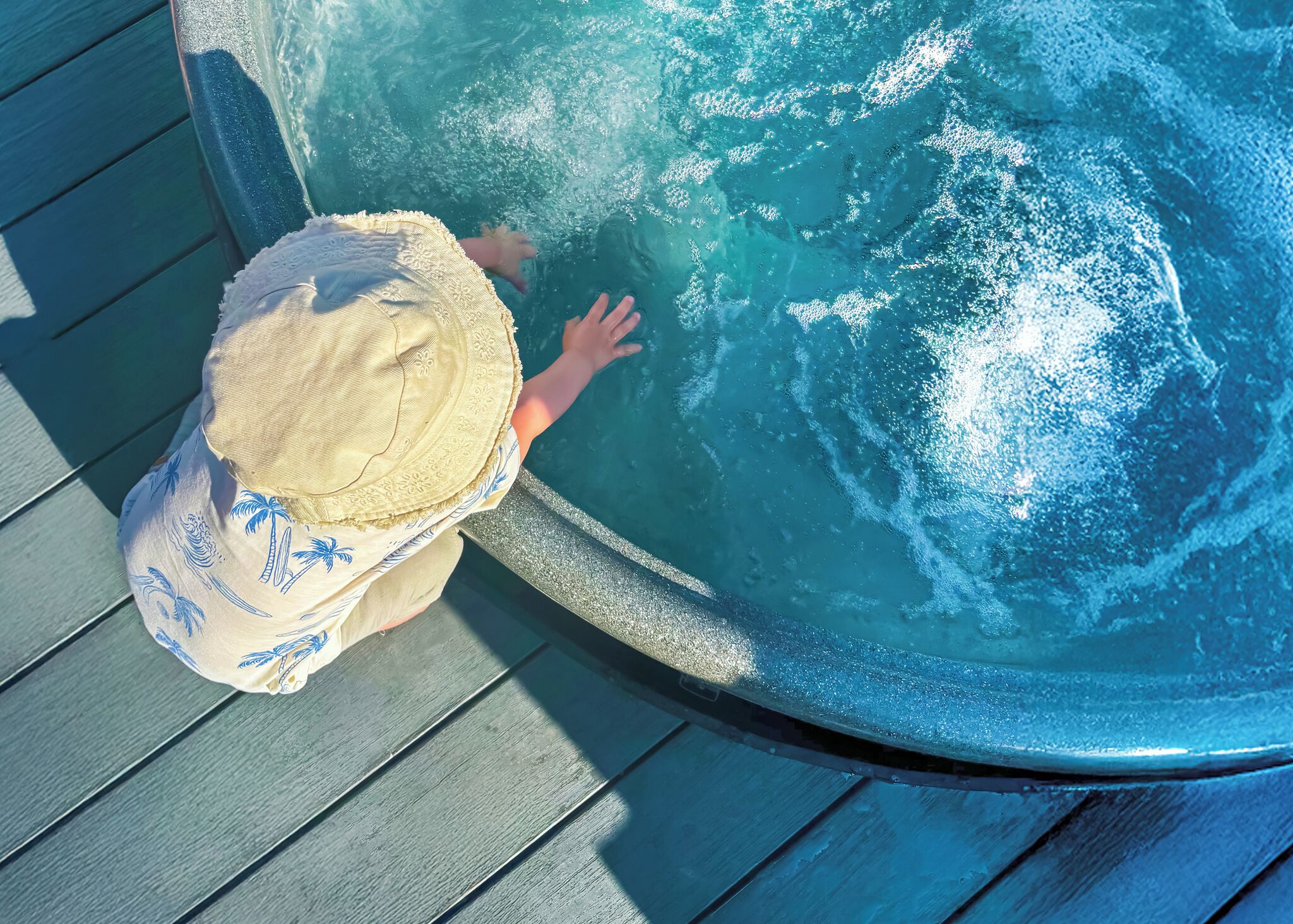 Outdoor spa tub