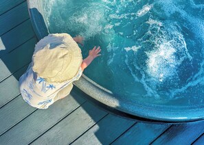 Outdoor spa tub - Autograph Glass House Hot Tub 2 Luxury Slps 4 (Landford, Nr Salisbury)