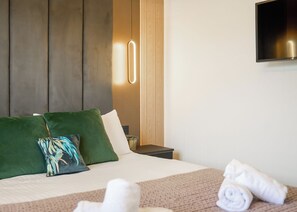 2 bedrooms - Autograph Kos Hot Tub 2-bedroom Luxury Lodge slp 4 (Landford, Nr Salisbury)