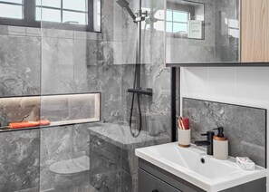 Bathroom - Autograph Kos Hot Tub 2-bedroom Luxury Lodge slp 4 (Landford, Nr Salisbury)