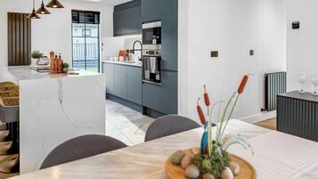 Fridge, oven, stovetop, toaster