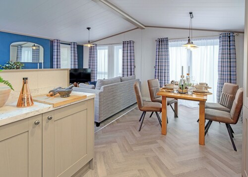 Exclusive Plus Hot Tub 2-bedroom lodge sleeps 4