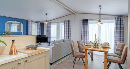 Exclusive Plus Hot Tub 2-bedroom lodge sleeps 4