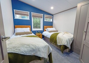 2 bedrooms, free WiFi - Exclusive Plus Hot Tub 2-bedroom lodge sleeps 4 (Mawgan Porth, Nr Newquay)
