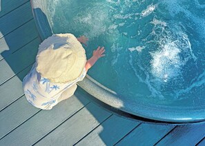 Outdoor spa tub - Exclusive Plus Hot Tub 2-bedroom lodge sleeps 4 (Mawgan Porth, Nr Newquay)