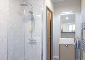 Bathroom - Exclusive Plus Hot Tub 2-bedroom lodge sleeps 4 (Mawgan Porth, Nr Newquay)