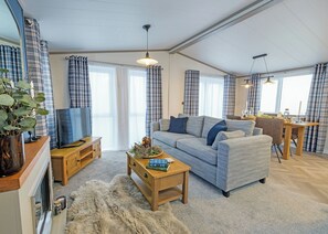 TV - Exclusive Plus Hot Tub 2-bedroom lodge sleeps 4 (Mawgan Porth, Nr Newquay)