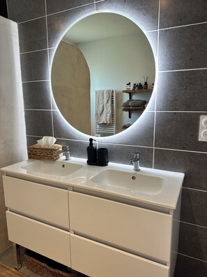 Douche, sèche-cheveux, savon, papier toilette