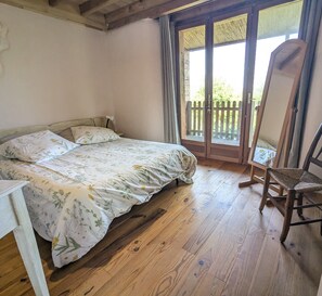 Iron/ironing board, WiFi, bed sheets - Eco-friendly house, surrounded by nature, Martel. Great for disconnecting! (Martel)