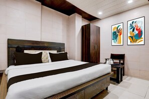 Desk, bed sheets - Saver SingleHotel O Ludhiana Railway Junction Formerly Act (Ludhiana)