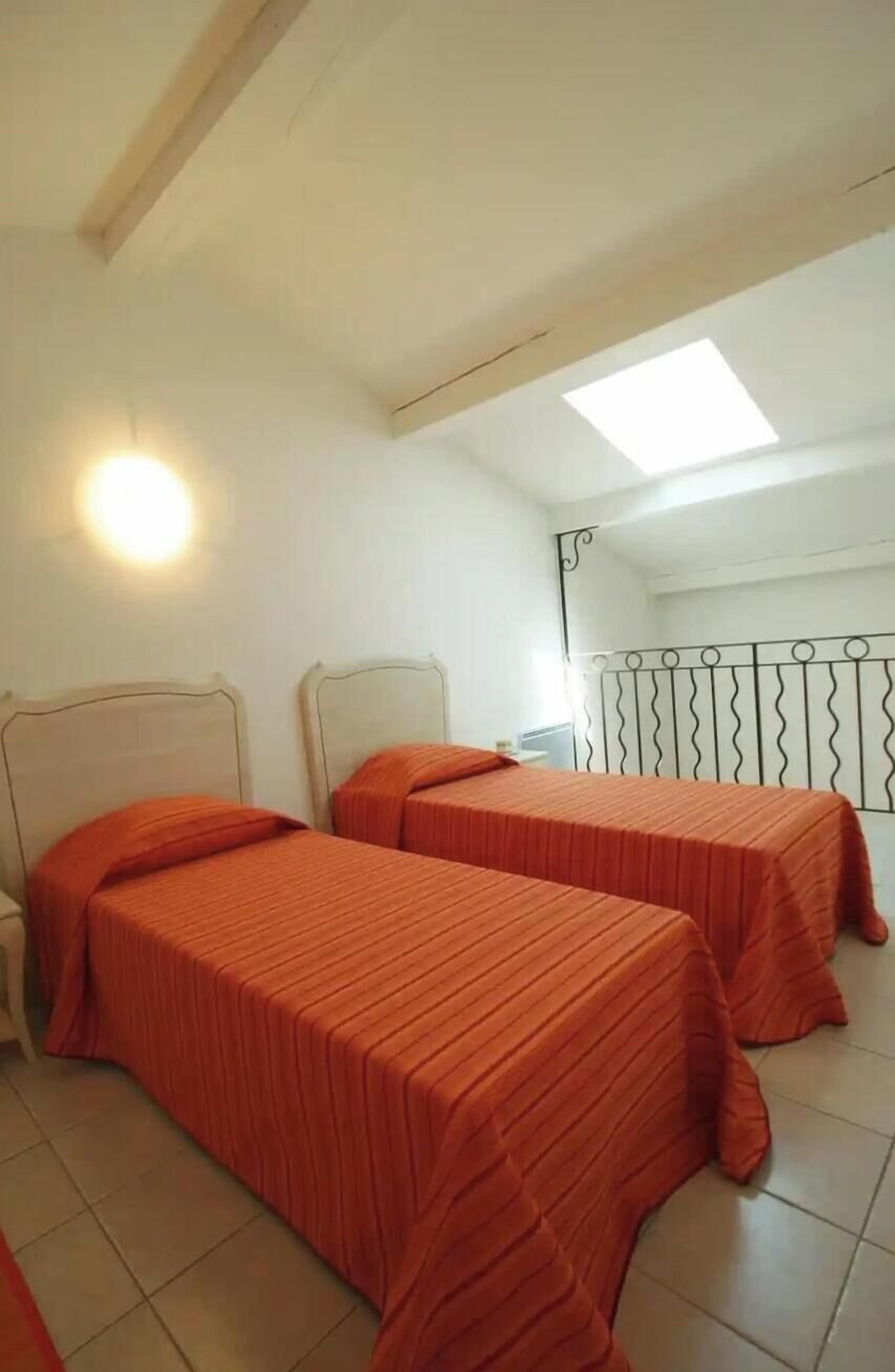 Iron/ironing board, travel cot, free WiFi