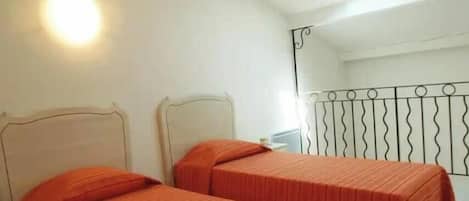 Iron/ironing board, travel cot, free WiFi
