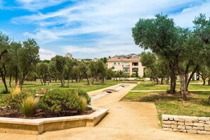 Property grounds - Spacious Provence retreat for 8 guests (Paradou)