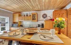 Fridge, microwave, stovetop, dishwasher - Das Reethaus - Midgard (Tolk OTHoffnungstal)